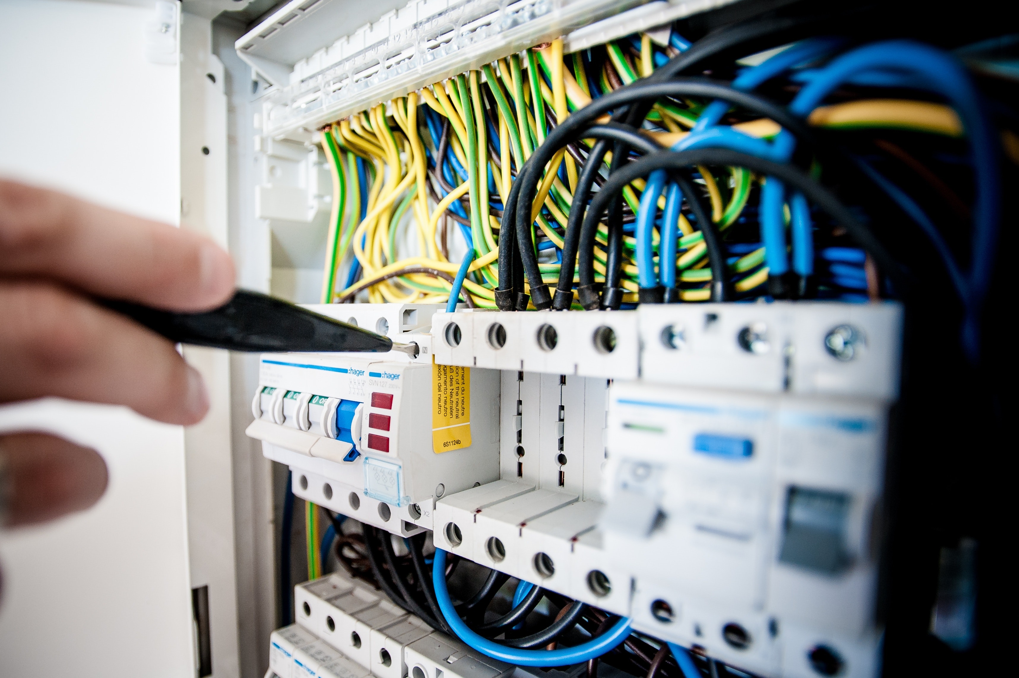 cables-close-up-computer-257736.jpg